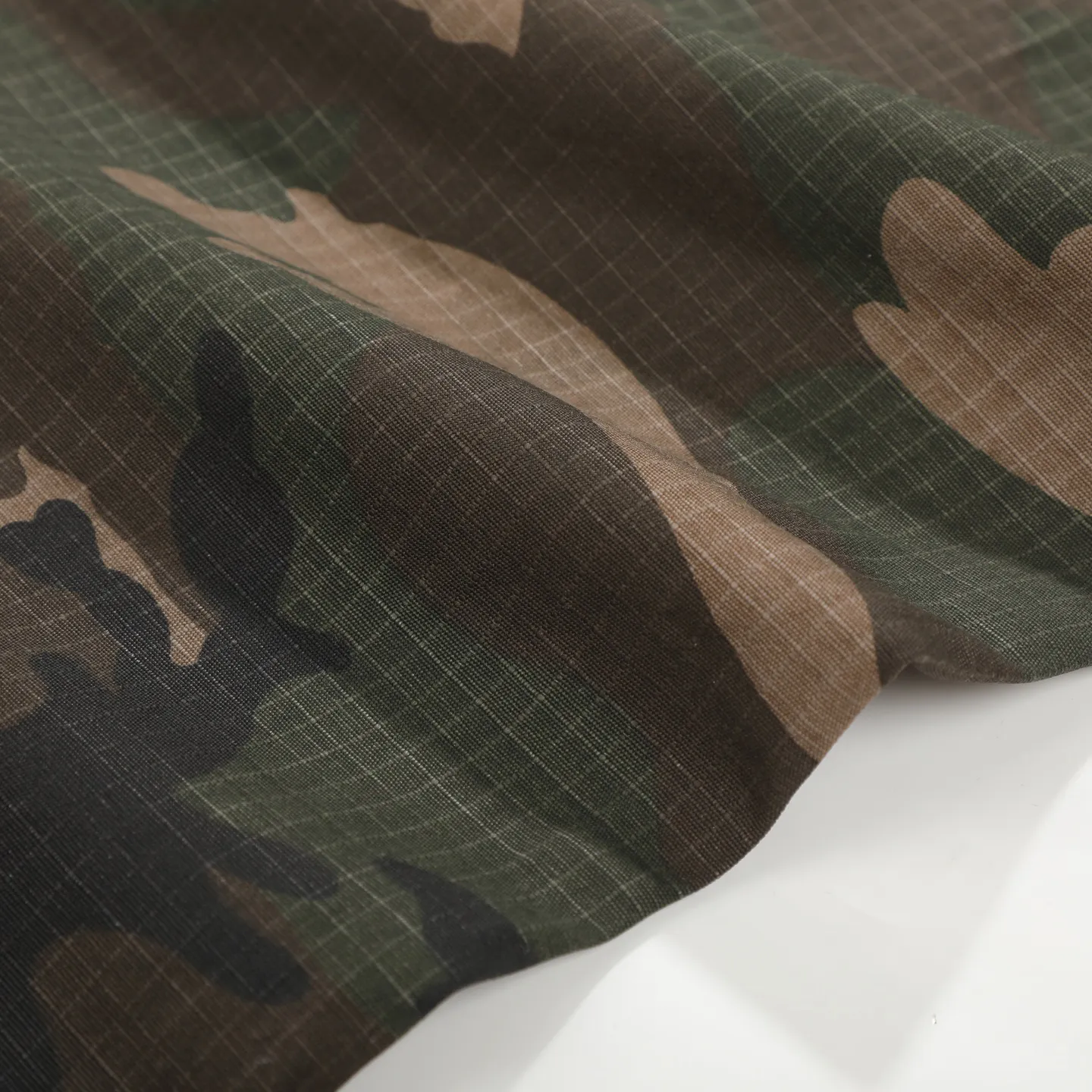 P280 Chrome HeartsCH camouflage logging pants straight-leg Sanskrit unisex overalls, W-level cabinet, patchwork cross pattern embellishment, high-waisted washed jeans! ! Absolutely high-end luxury products, 1.9W-level god-level single products, super popular products, built with top heavy industry, a magic weapon that cannot be missed. About Zangyin, this is an extremely luxurious fashion brand, which can also be called the aristocrats of the high street. It has always been an exclusive brand for some hipsters or the rich second generation. Compared with ordinary high streets, it is more luxurious and noble. Compared with luxury brands, it has a more fashionable personality and has always been a brand that I have a special liking for. Imported yarn is custom-woven into a high-density twill canvas, which ensures a crisp silhouette while also making the fabric very delicate to the touch. It follows the B01 classic silhouette, with a crisp and stylish upper body. The ready-made garments are stone-milled and fermented, so they can be matched with any style. Buttons and zippers are made of authentic YKK retro metal products. Double-layer canvas on the front knees has perfect details. All hardware is customized. Color: Camouflage Size: 28/30/32/34/36 Waist: 74/79/84/89/94 Sitting: 104/109/114/119 Pants length: 101/102/104/106/108
